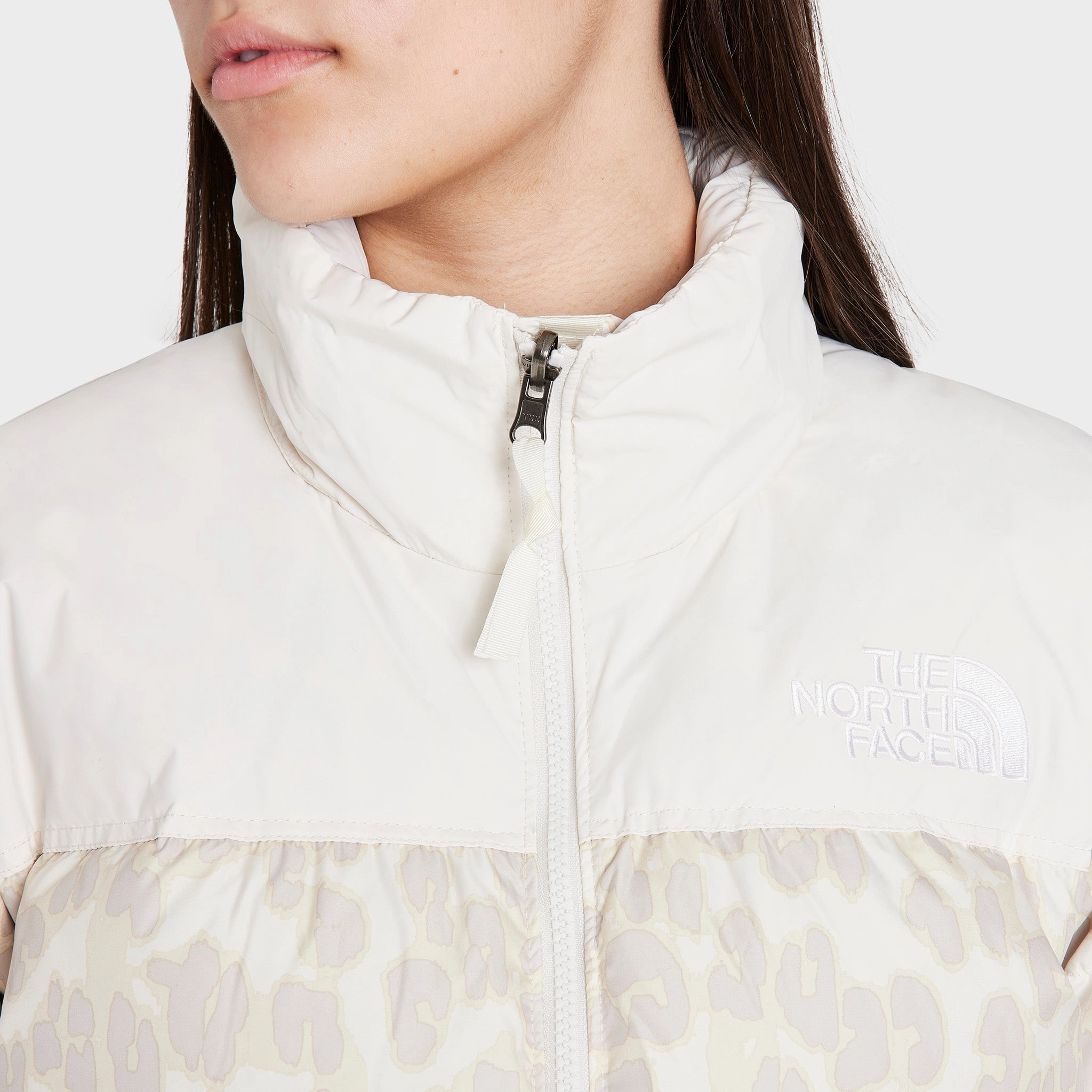 The North Face Women's Printed 1996 Retro Nuptse Jacket Silver Grey Leopard Print / Gardenia White